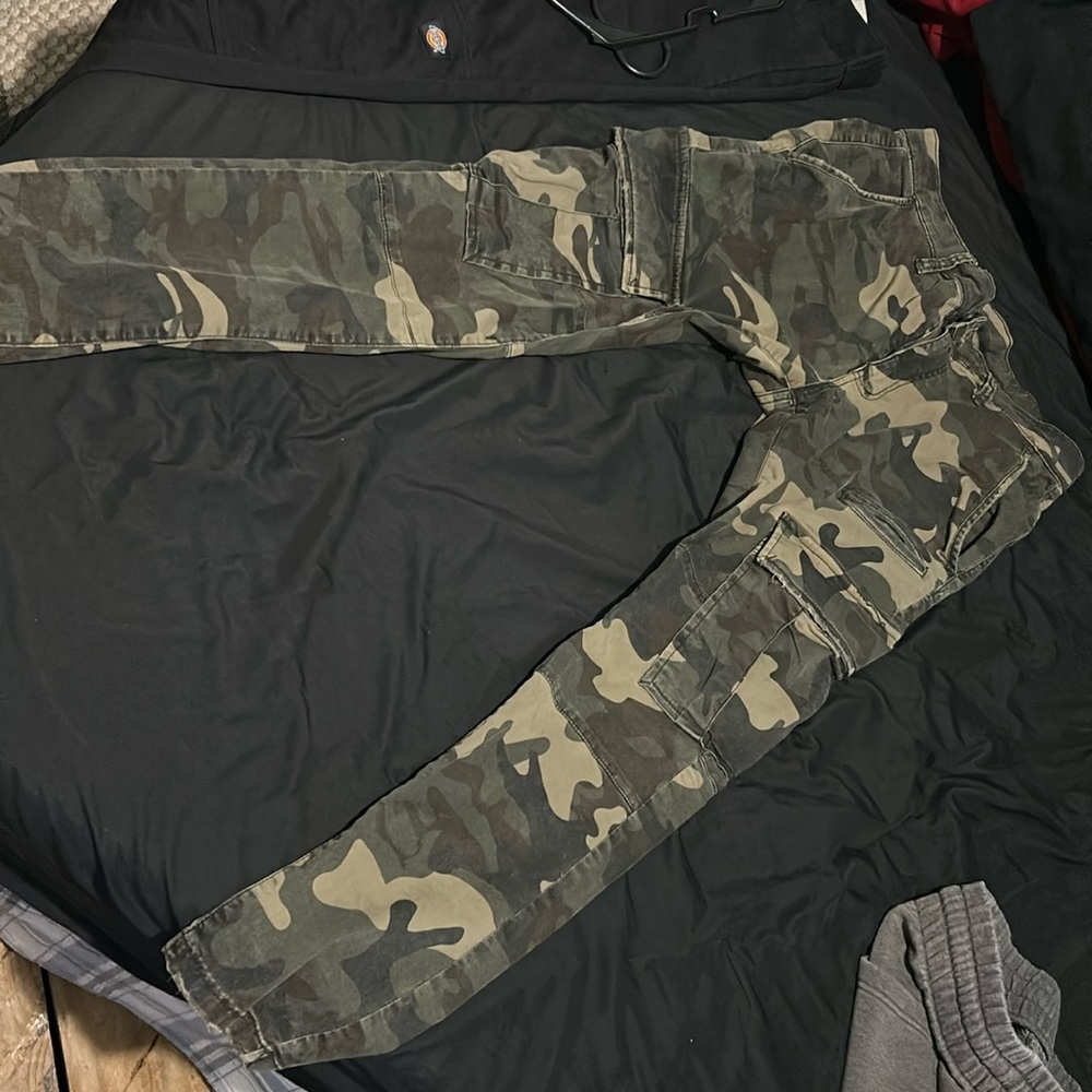 Men’s size 32 Cargo (Camo)